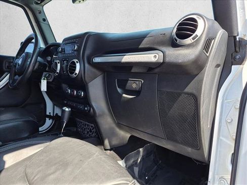 Used 2015 Jeep Wrangler Unlimited Sahara w/ Dual Top Group AWD/4WD image 21