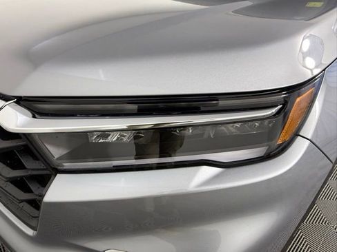 Used 2025 Honda Pilot EX-L image 9