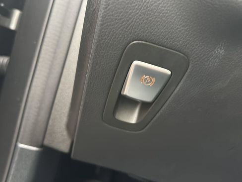 Used 2021 Mercedes-Benz GLC 300 4MATIC image 11