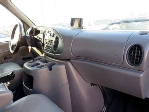 Used 2001 Ford E-150 and Econoline 150 image 25