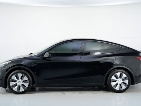 Used 2024 Tesla Model Y 2WD image 49