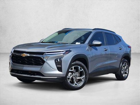 Used 2025 Chevrolet Trax LT FWD image 4