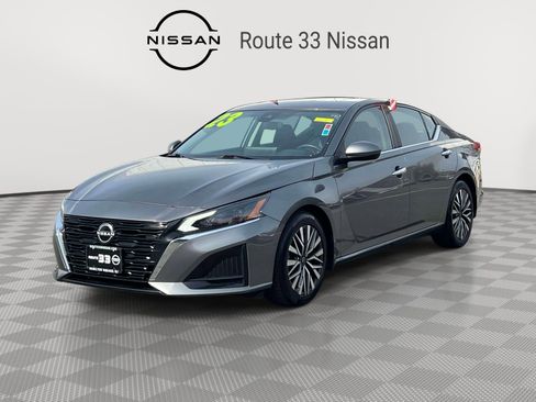 Used 2023 Nissan Altima 2.5 SV w/ SV Premium Package image 2