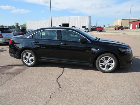 Used 2017 Ford Taurus SE image 11