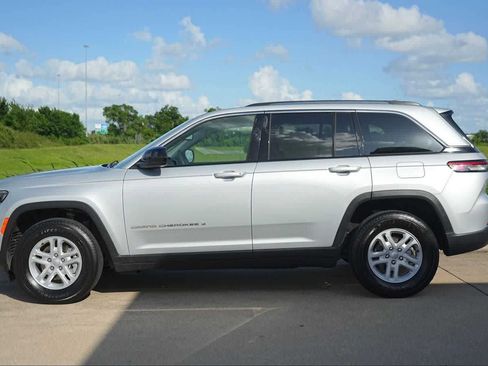 Used 2024 Jeep Grand Cherokee Laredo RWD image 3