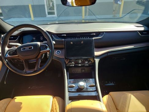 Used 2025 Jeep Grand Cherokee Summit image 2