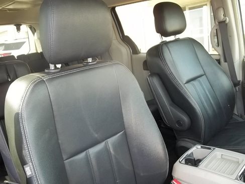 Used 2016 Chrysler Town & Country Touring FWD image 10