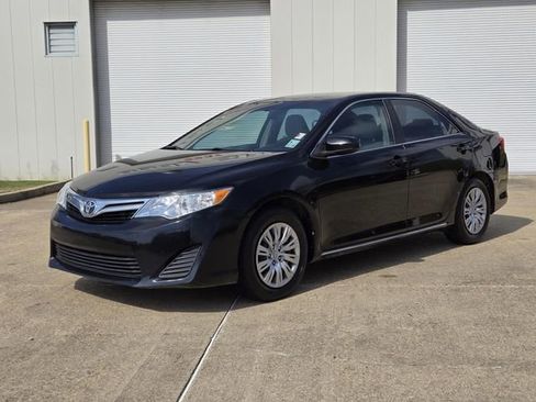 Used 2012 Toyota Camry LE image 1