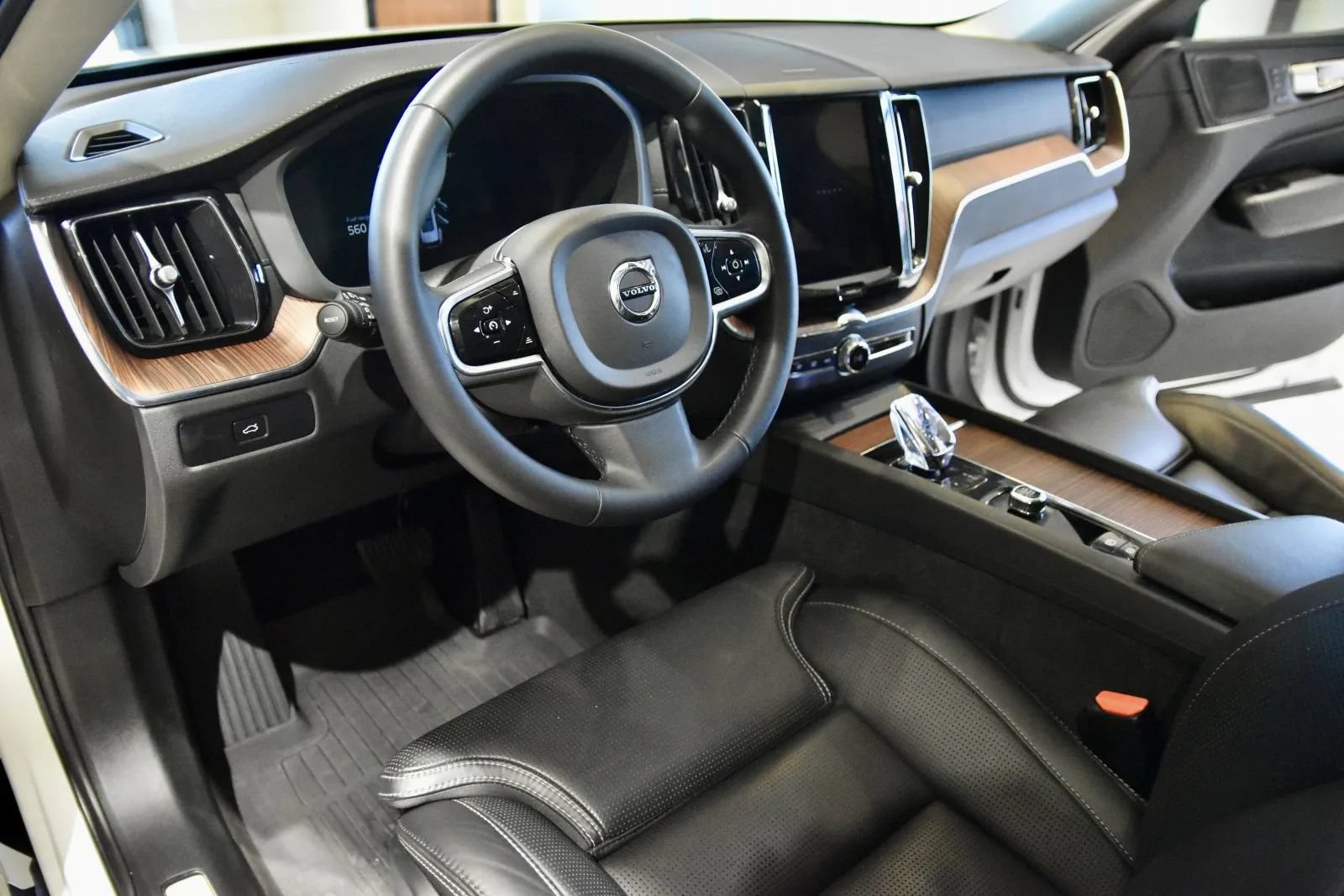 Used 2024 Volvo XC60 B5 Ultimate w/ Climate Package AWD/4WD image 11