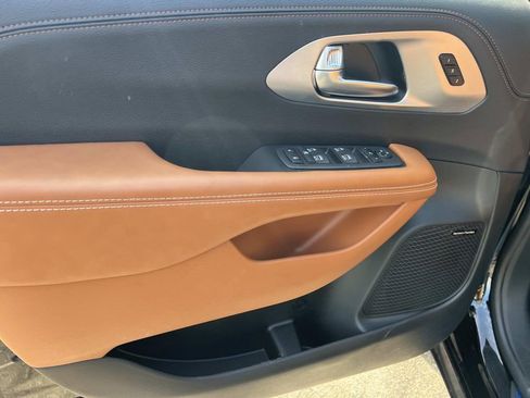 New 2026 Chrysler Pacifica Pinnacle image 12