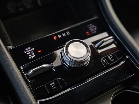 Used 2022 Jeep Grand Cherokee Overland w/ Luxury Tech Group IV image 24