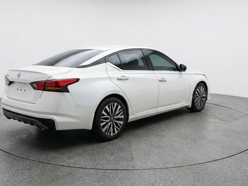 Used 2025 Nissan Altima 2.5 SV FWD image 9