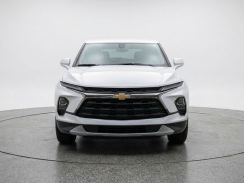 Used 2025 Chevrolet Blazer LT FWD image 2
