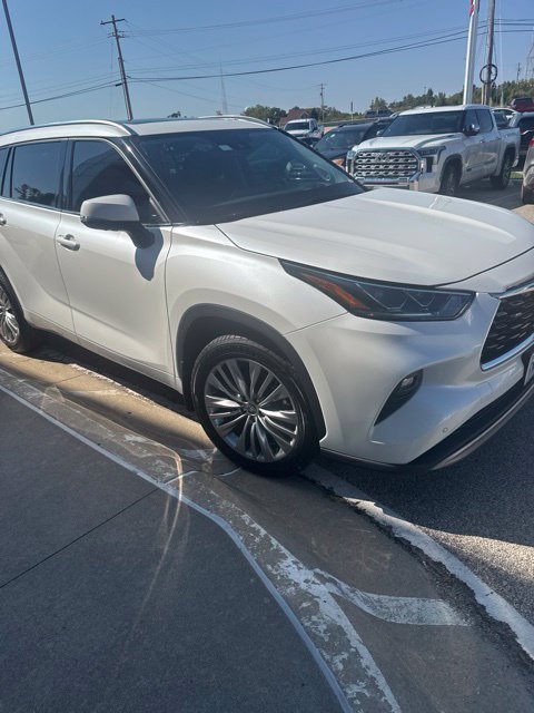 Certified 2021 Toyota Highlander Platinum AWD/4WD image 3