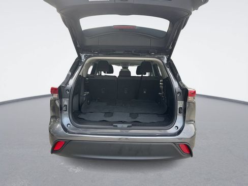 Used 2023 Toyota Highlander LE FWD image 19