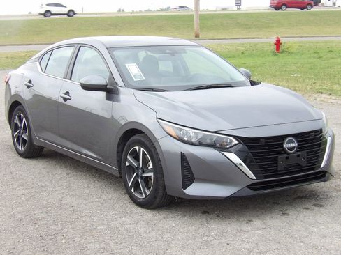 Used 2025 Nissan Sentra SV FWD image 4