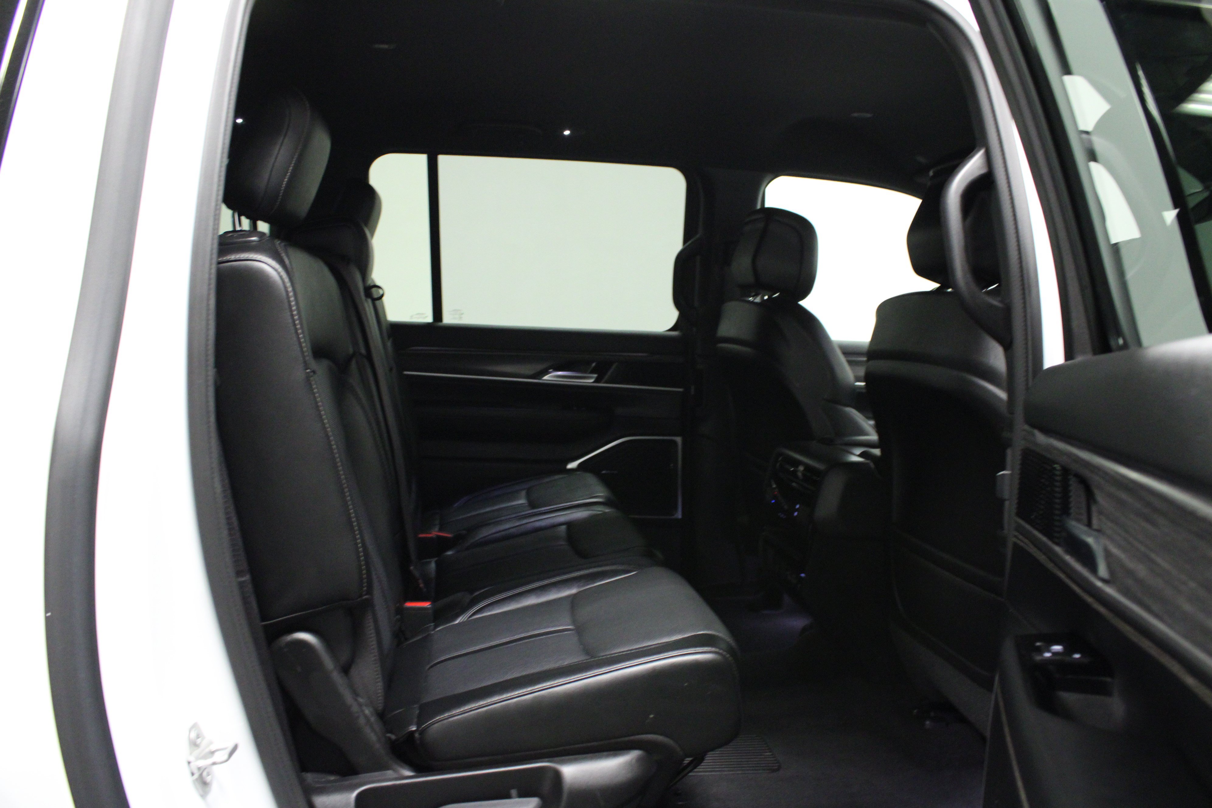 Used 2024 Jeep Wagoneer L Series II RWD image 16