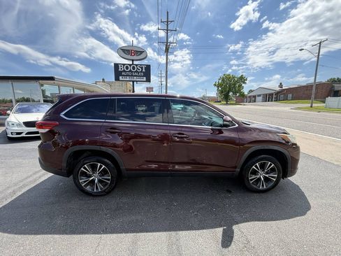 Used 2019 Toyota Highlander LE FWD image 7