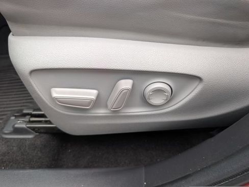 Used 2023 Toyota Highlander XLE FWD image 16