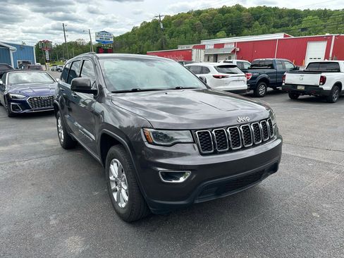 Used 2021 Jeep Grand Cherokee Laredo X AWD/4WD image 3