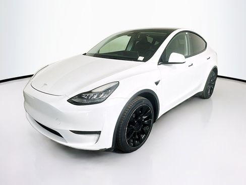 Used 2023 Tesla Model Y AWD image 3