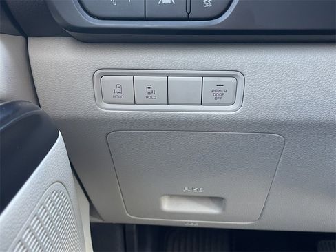 Used 2023 Kia Carnival LX image 11