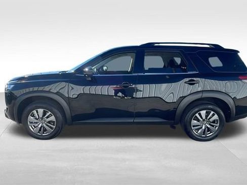 Used 2025 Nissan Pathfinder SV image 4