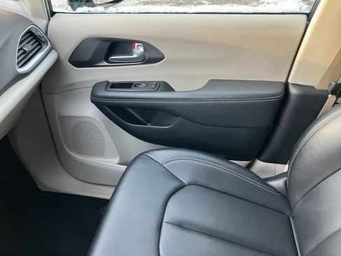 Used 2024 Chrysler Pacifica Touring-L image 10