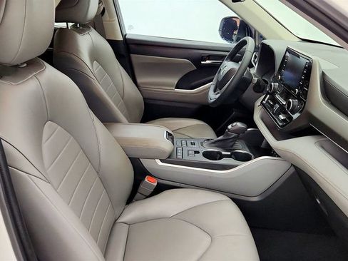 Used 2022 Toyota Highlander XLE AWD/4WD image 23