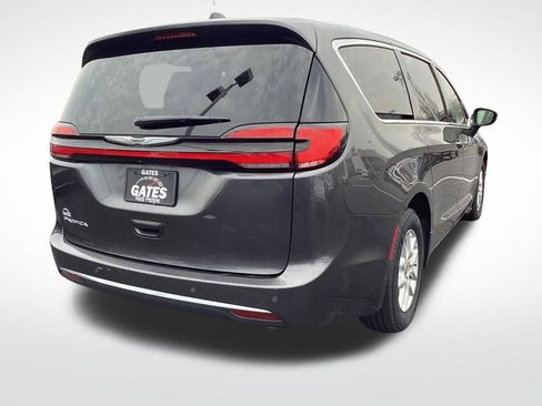 Used 2023 Chrysler Pacifica Touring-L image 9