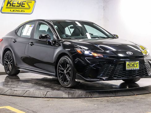 Used 2026 Toyota Camry SE FWD image 5