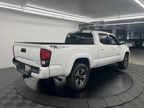 Used 2018 Toyota Tacoma TRD Sport image 4
