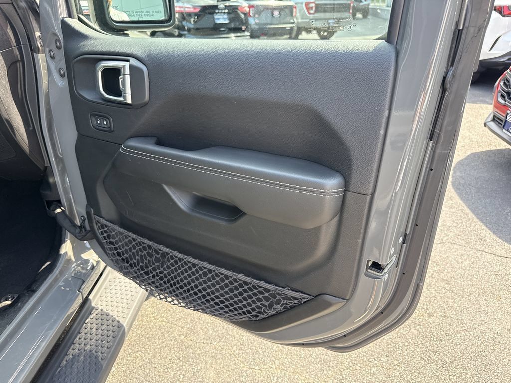 Used 2021 Jeep Wrangler Unlimited Sahara AWD/4WD image 29