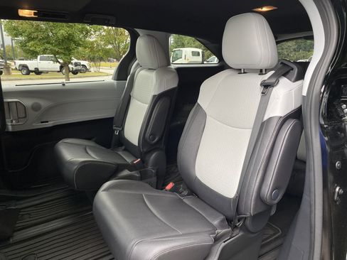 Used 2025 Toyota Sienna XSE image 36