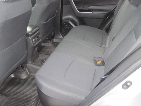 Used 2022 Toyota RAV4 LE image 8