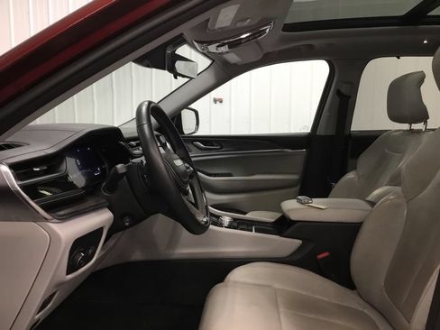 Used 2023 Jeep Grand Cherokee Overland w/ Advanced Protech Group III AWD/4WD image 5
