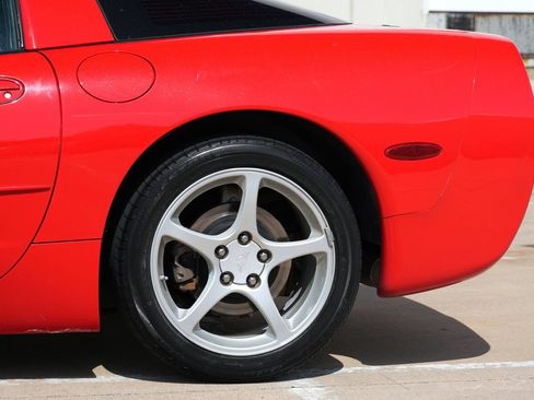 Used 2004 Chevrolet Corvette Coupe w/ Preferred Equipment Group RWD image 12