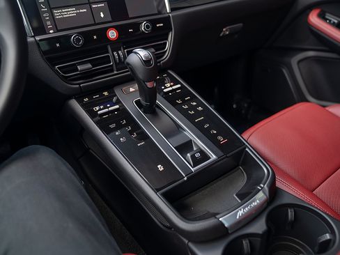Certified 2026 Porsche Macan AWD/4WD image 13