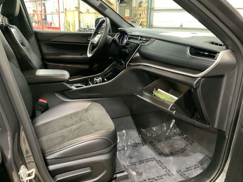 Used 2023 Jeep Grand Cherokee Altitude image 28