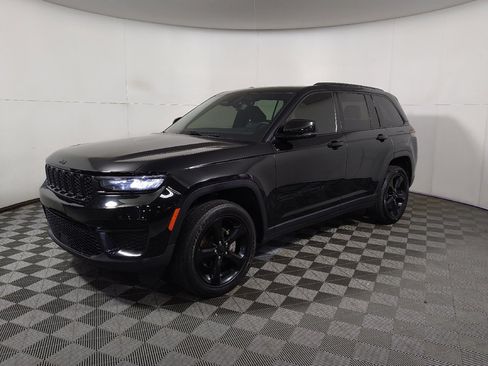Used 2023 Jeep Grand Cherokee Altitude AWD/4WD image 2
