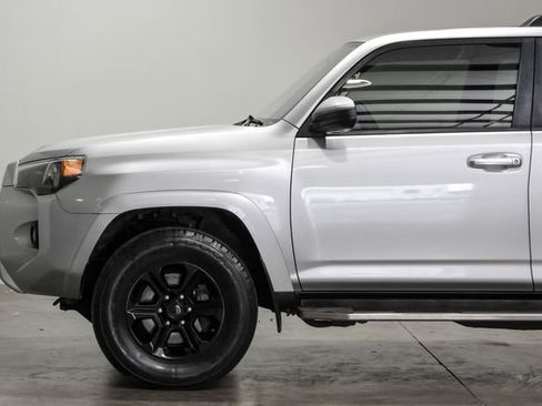 Used 2019 Toyota 4Runner SR5 AWD/4WD image 17
