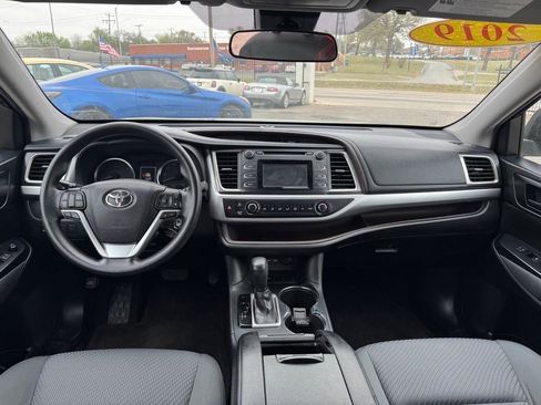 Used 2019 Toyota Highlander LE FWD image 16