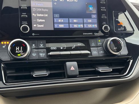 Used 2022 Toyota Highlander XLE image 23