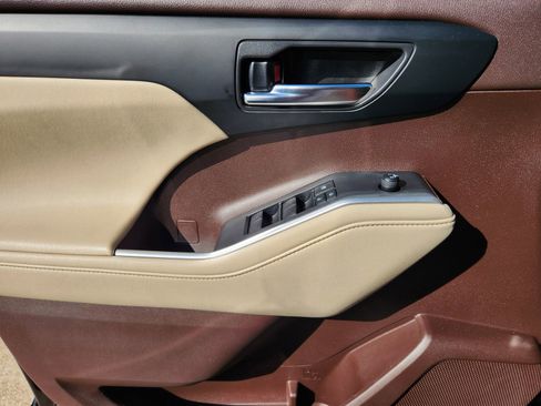 Used 2021 Toyota Highlander XLE image 31