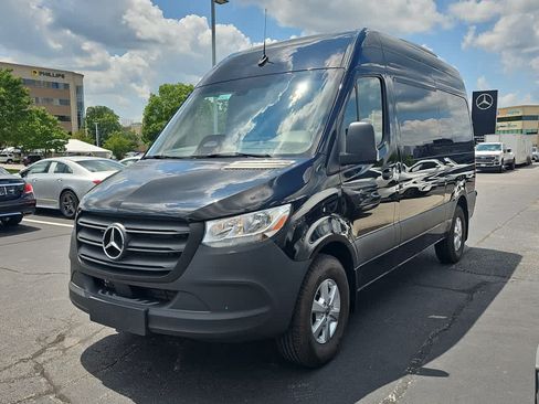 Used 2025 Mercedes-Benz Sprinter 2500 image 4