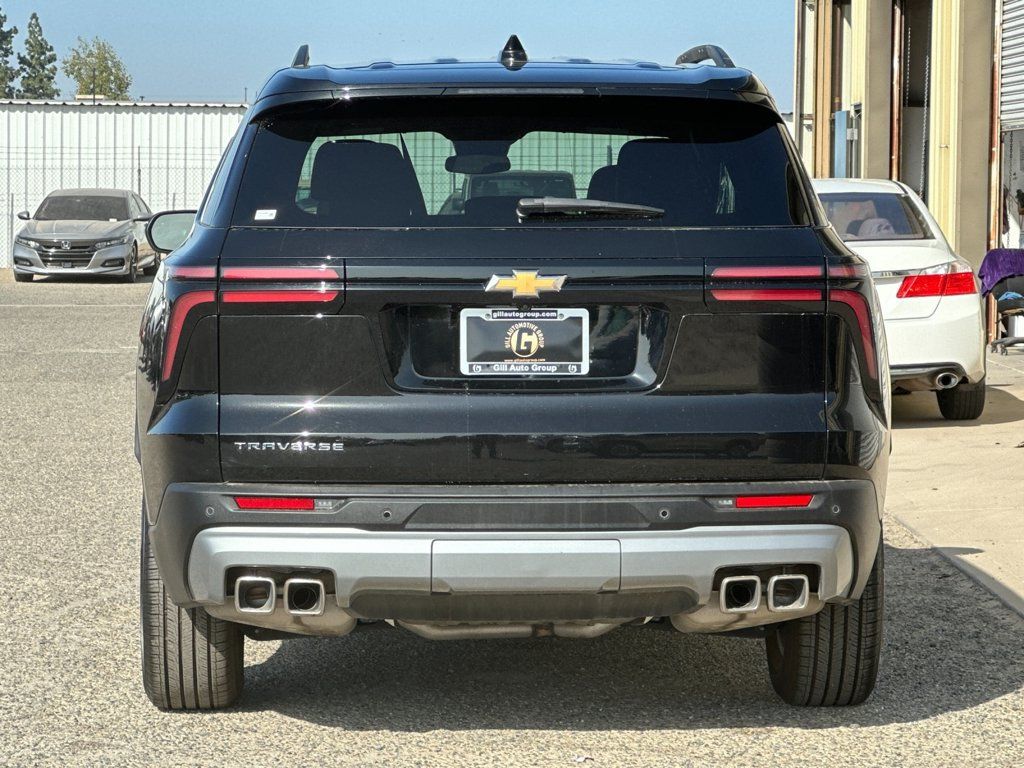 Used 2025 Chevrolet Traverse LT FWD image 5