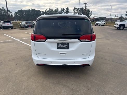 Used 2018 Chrysler Pacifica Limited image 6