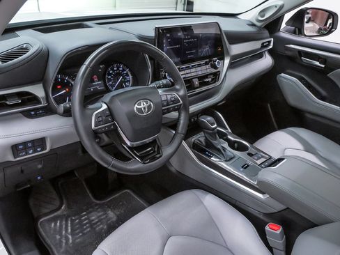 Used 2020 Toyota Highlander Platinum FWD image 2