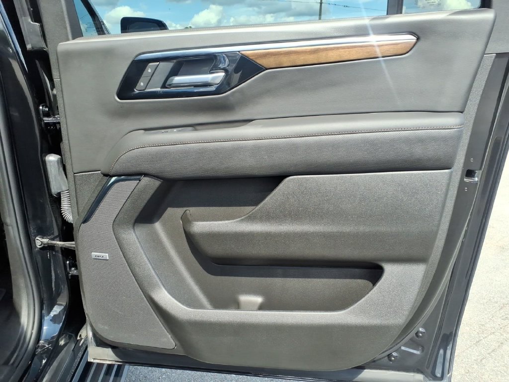 Used 2026 Chevrolet Suburban High Country AWD/4WD image 15