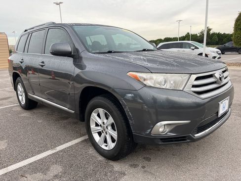 Used 2012 Toyota Highlander SE w/ Tow Pkg AWD/4WD image 3